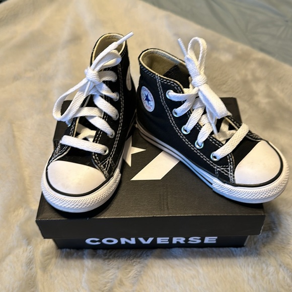 Boys size 7 converse worn once! - Picture 2 of 7